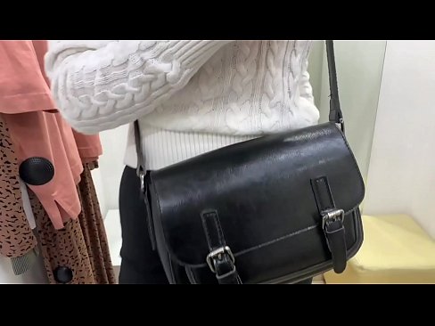 ❤️ Јавна мастурбација младе кучке ФералБерри са дилдом у соби за мерење ❌ Јебени видео  код нас
